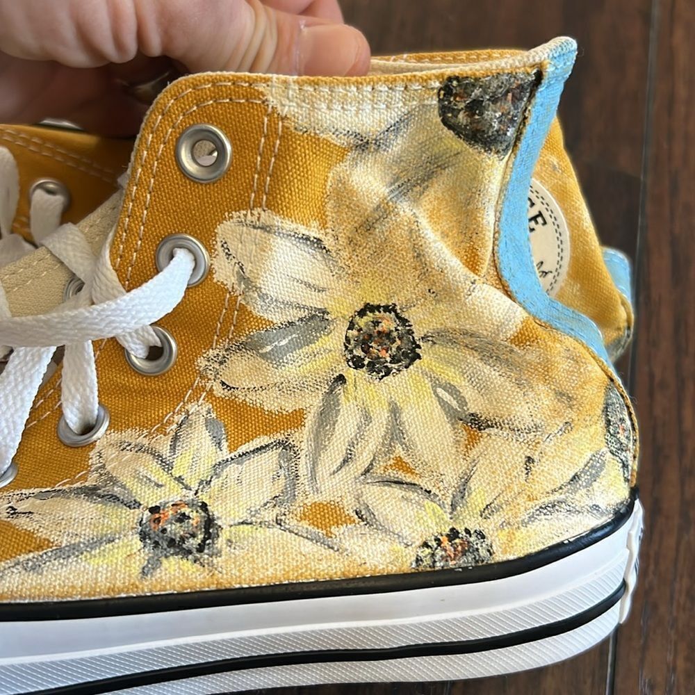 Custom painted flowers Converse sneakers size 7 in EUC one of a kind - Picture 2 of 11